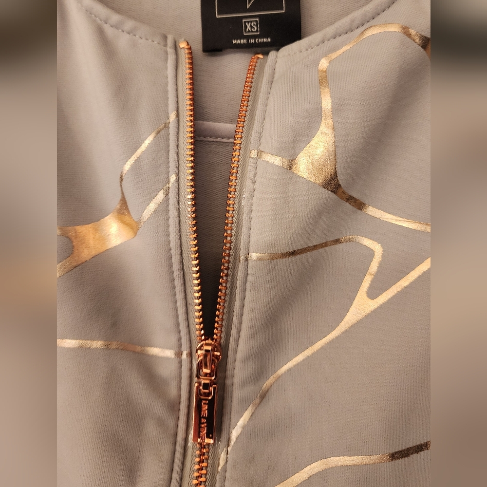 LIME & VINE Thea Swirl Slate Gray Cropped Zip-Up Vest. Size XS - Picture 8 of 10